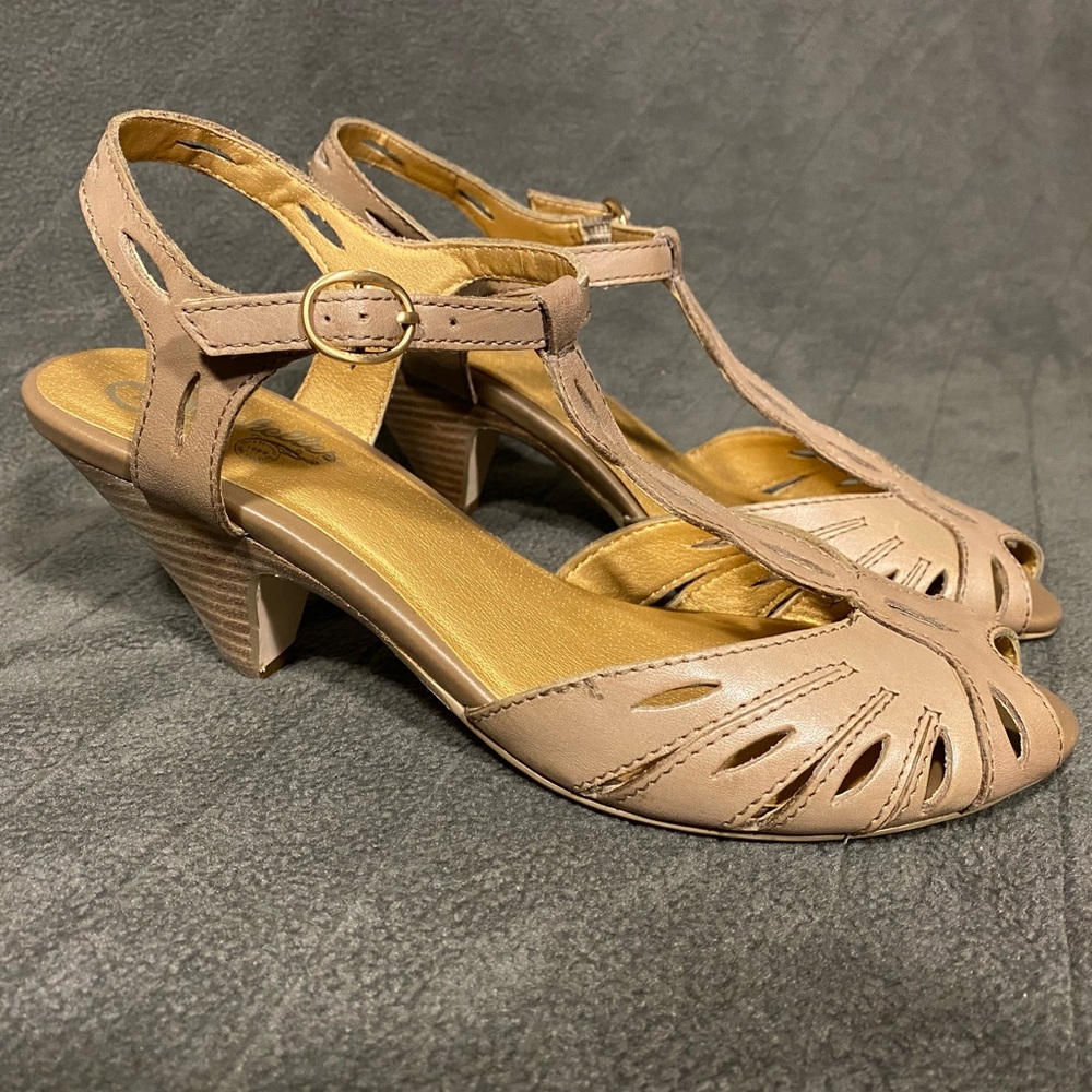 Seychelles NIB Taupe Heels
